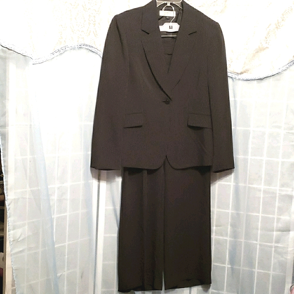 TAHARI ARTHUR S. LEVINE PINSTRIPED PANT SUIT SZ 14